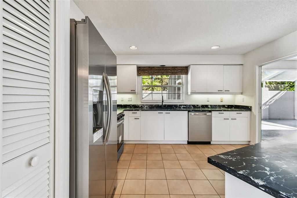 Под контрактом: $229,997 (3 спален, 2 ванн, 1601 Квадратных фут)