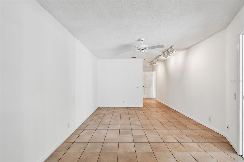 Под контрактом: $229,997 (3 спален, 2 ванн, 1601 Квадратных фут)