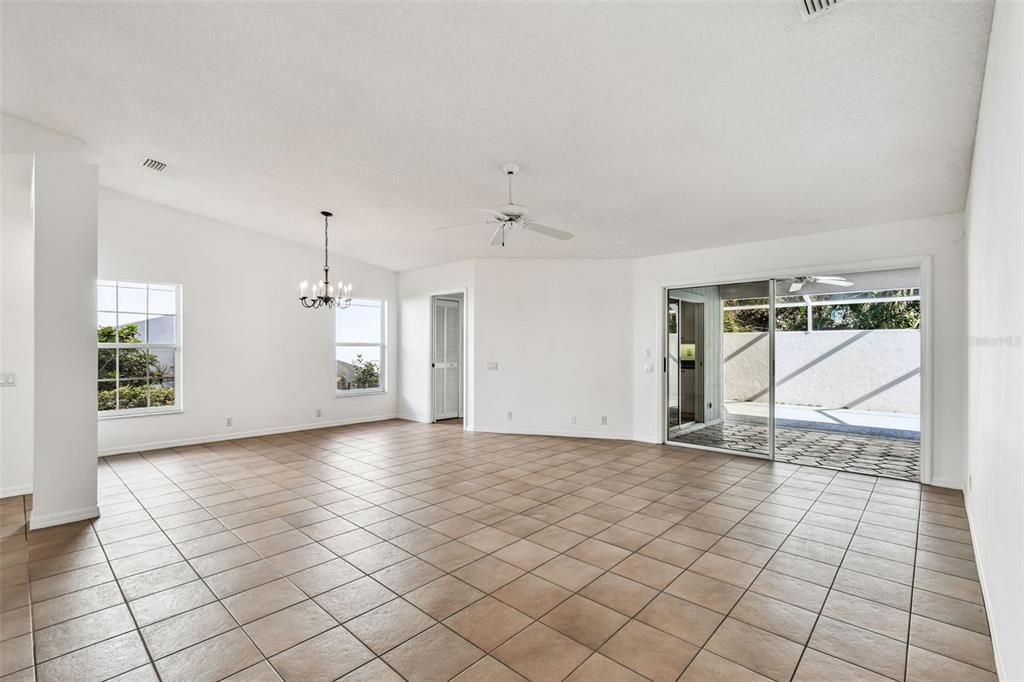 Под контрактом: $229,997 (3 спален, 2 ванн, 1601 Квадратных фут)