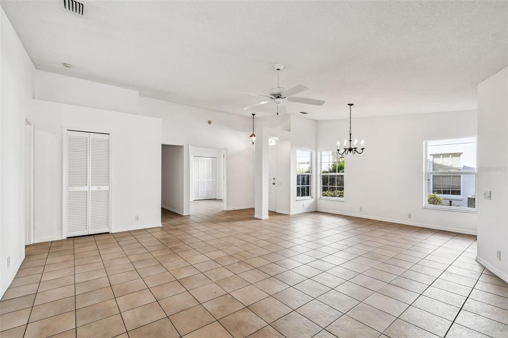 Под контрактом: $229,997 (3 спален, 2 ванн, 1601 Квадратных фут)