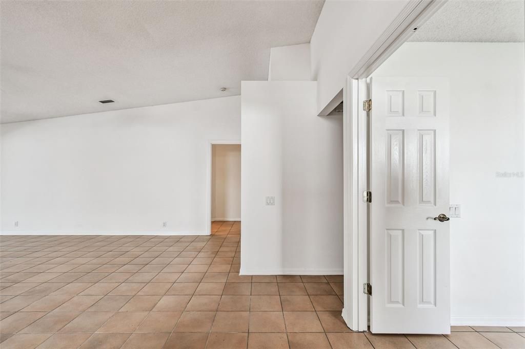 Под контрактом: $229,997 (3 спален, 2 ванн, 1601 Квадратных фут)