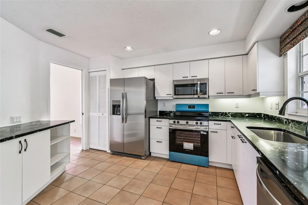 Под контрактом: $229,997 (3 спален, 2 ванн, 1601 Квадратных фут)