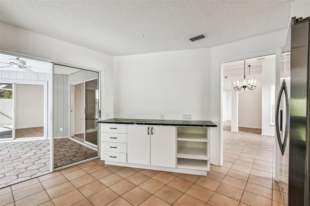 Под контрактом: $229,997 (3 спален, 2 ванн, 1601 Квадратных фут)