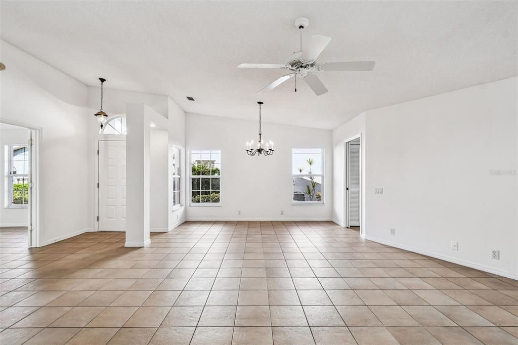 Под контрактом: $229,997 (3 спален, 2 ванн, 1601 Квадратных фут)