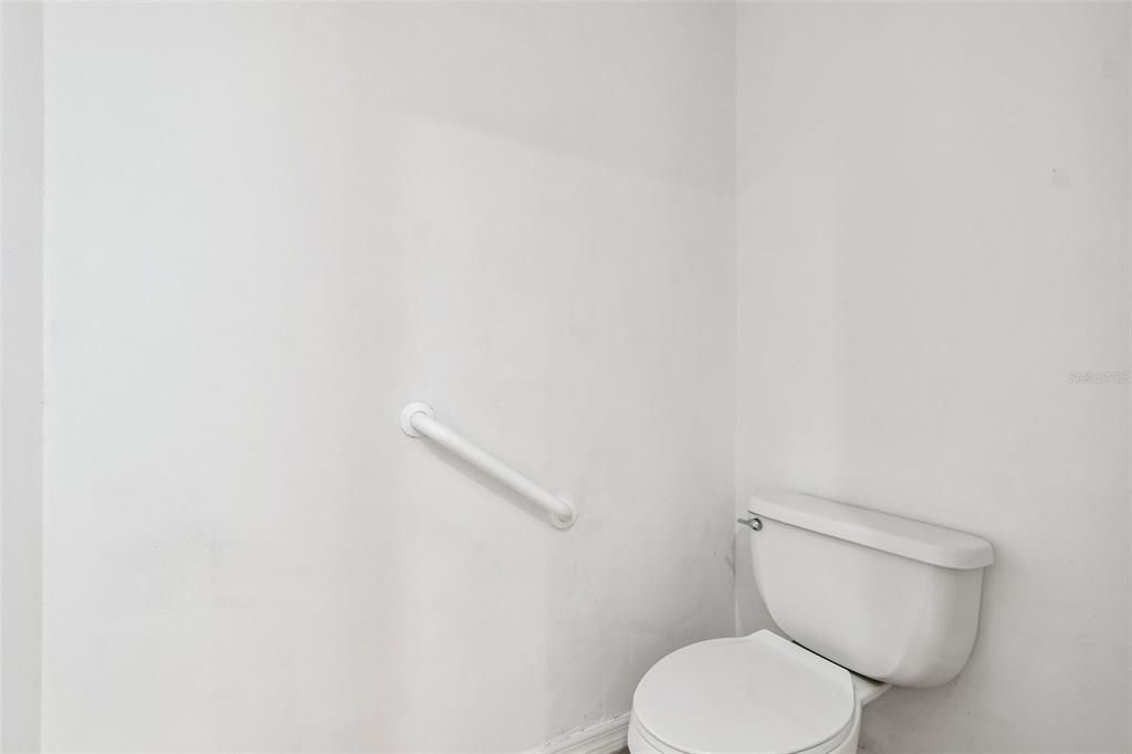 Под контрактом: $229,997 (3 спален, 2 ванн, 1601 Квадратных фут)