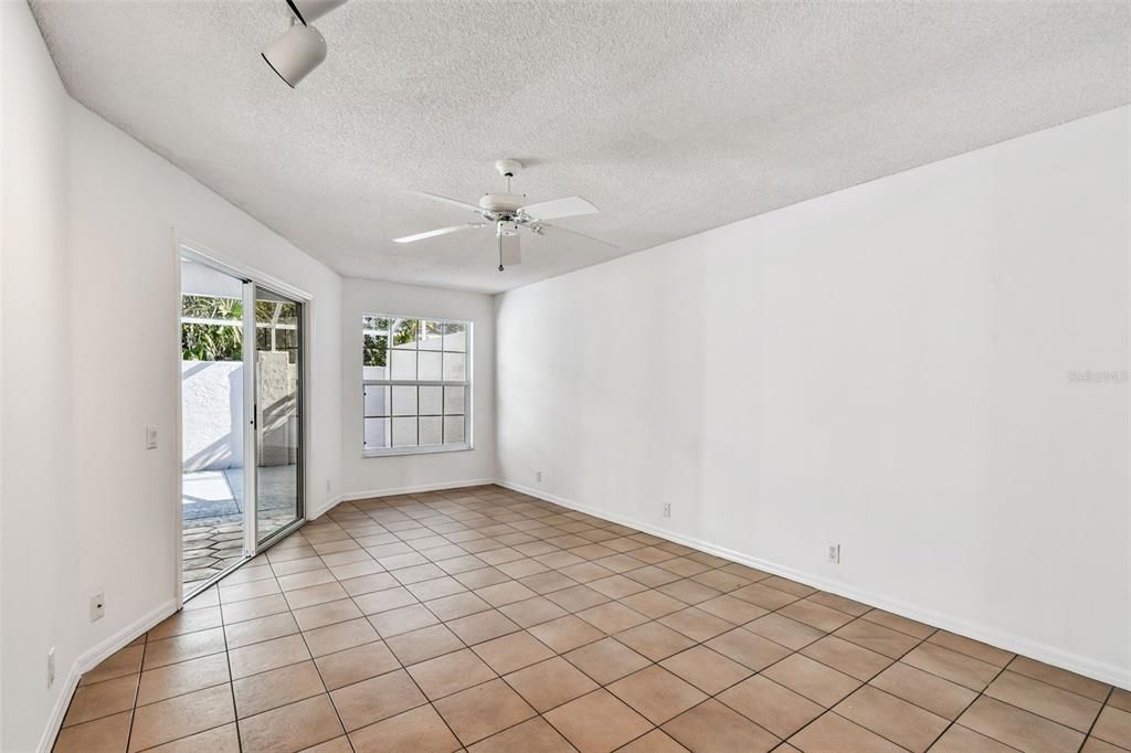 Под контрактом: $229,997 (3 спален, 2 ванн, 1601 Квадратных фут)