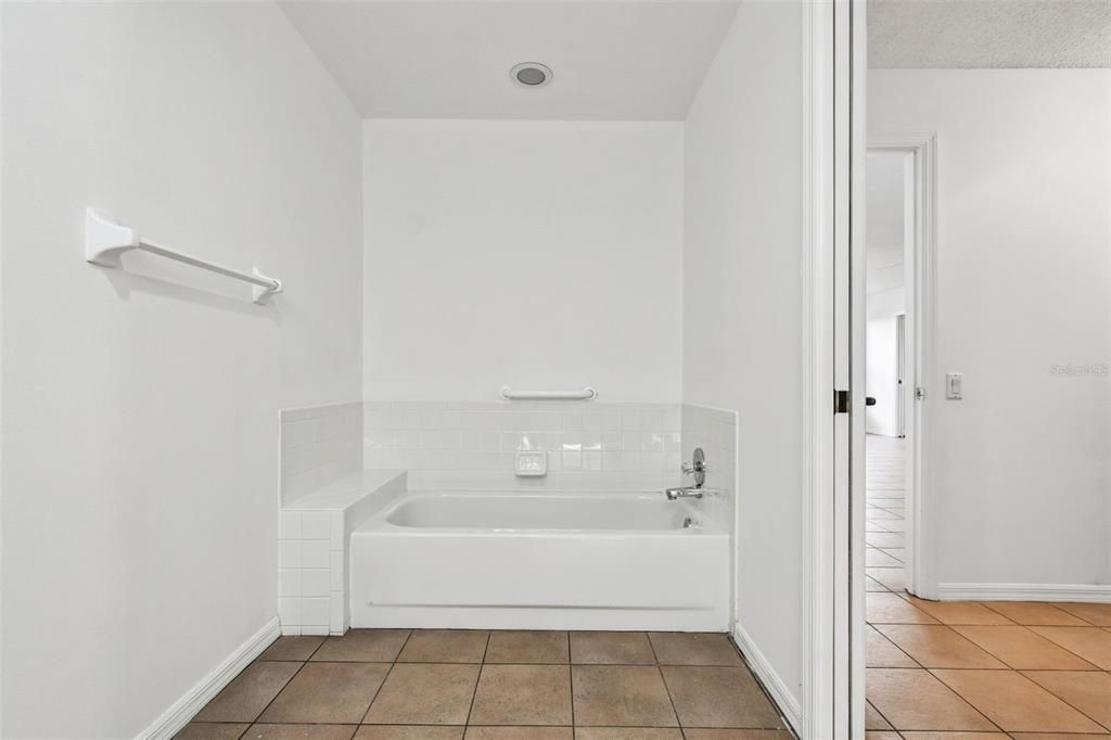 Под контрактом: $229,997 (3 спален, 2 ванн, 1601 Квадратных фут)