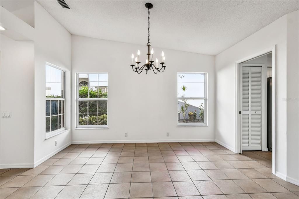 Под контрактом: $229,997 (3 спален, 2 ванн, 1601 Квадратных фут)