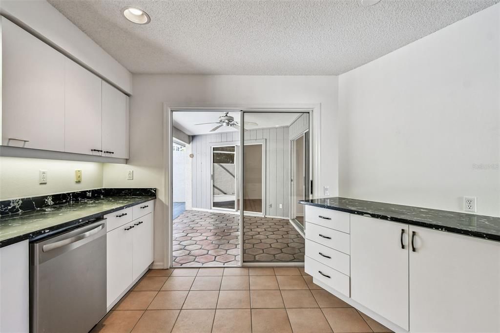 Под контрактом: $229,997 (3 спален, 2 ванн, 1601 Квадратных фут)