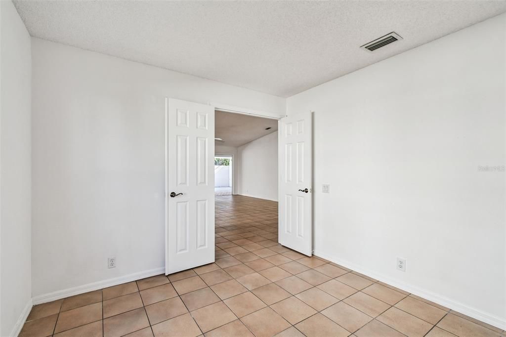 Под контрактом: $229,997 (3 спален, 2 ванн, 1601 Квадратных фут)