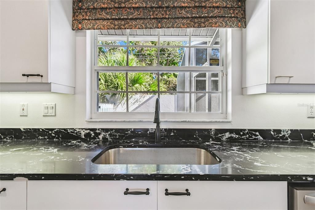 Под контрактом: $229,997 (3 спален, 2 ванн, 1601 Квадратных фут)