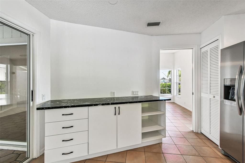 Под контрактом: $229,997 (3 спален, 2 ванн, 1601 Квадратных фут)