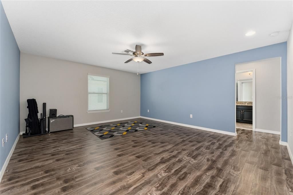 For Sale: $550,000 (4 beds, 3 baths, 3099 Square Feet)