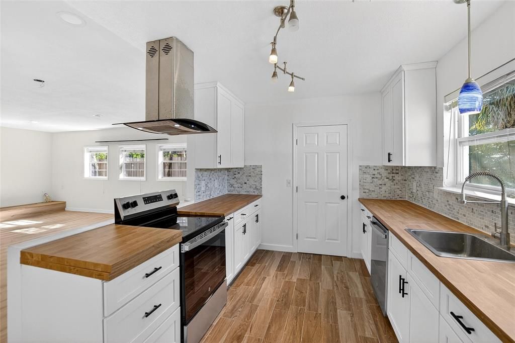 В аренду: $3,800 (3 спален, 2 ванн, 2142 Квадратных фут)