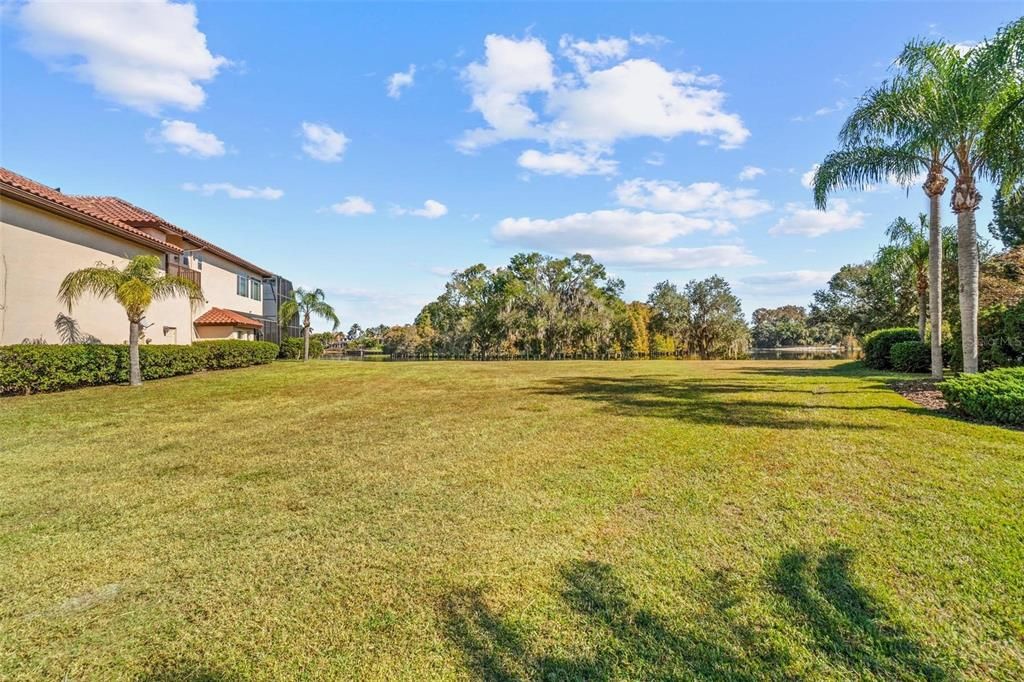 待售: $700,000 (0.65 acres)