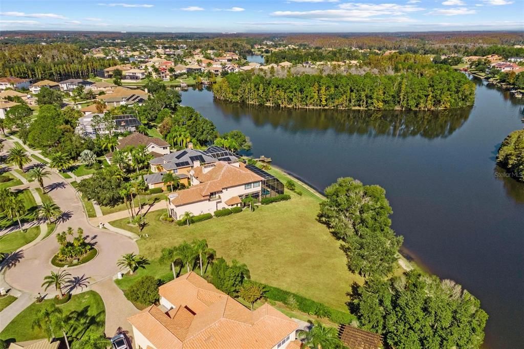 待售: $700,000 (0.65 acres)