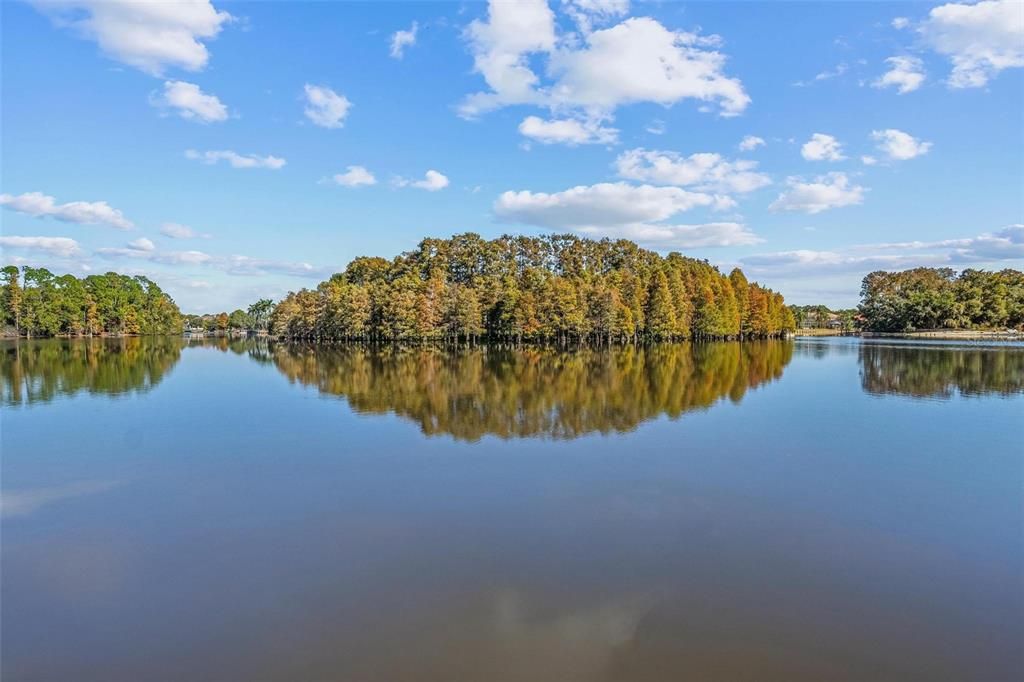 待售: $700,000 (0.65 acres)