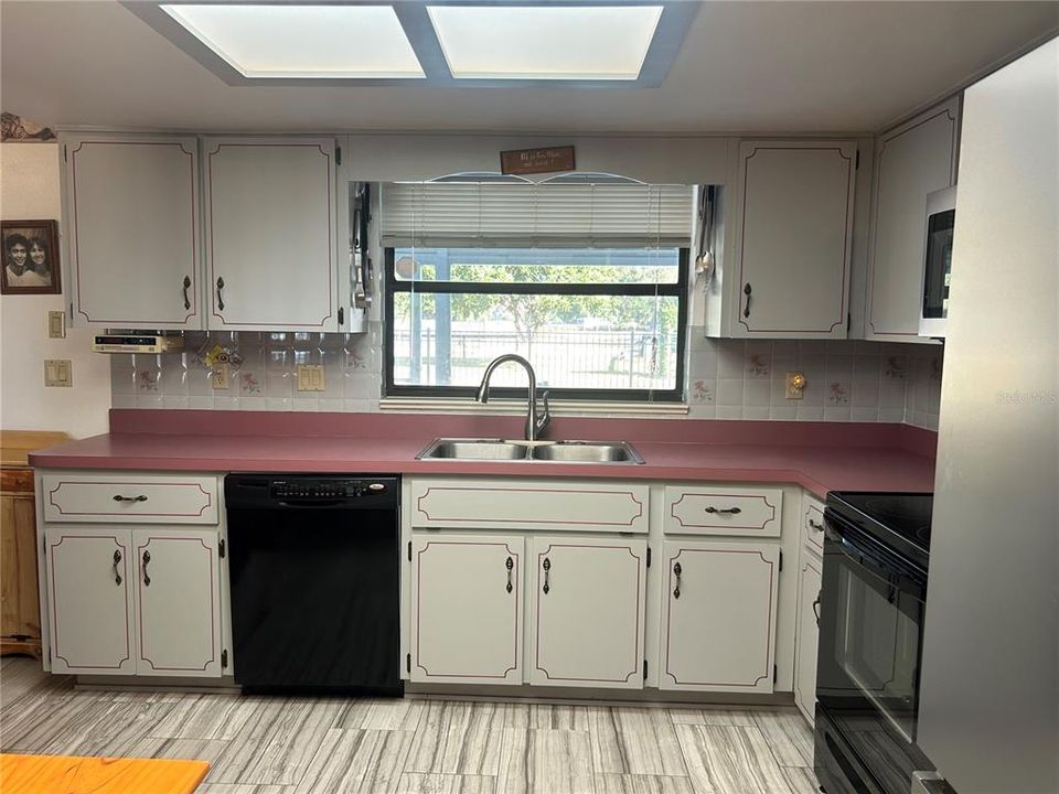 For Sale: $1,790,000 (3 beds, 2 baths, 2427 Square Feet)