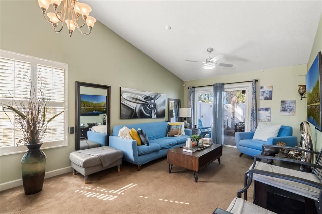 待售: $215,000 (2 贝兹, 2 浴室, 914 平方英尺)