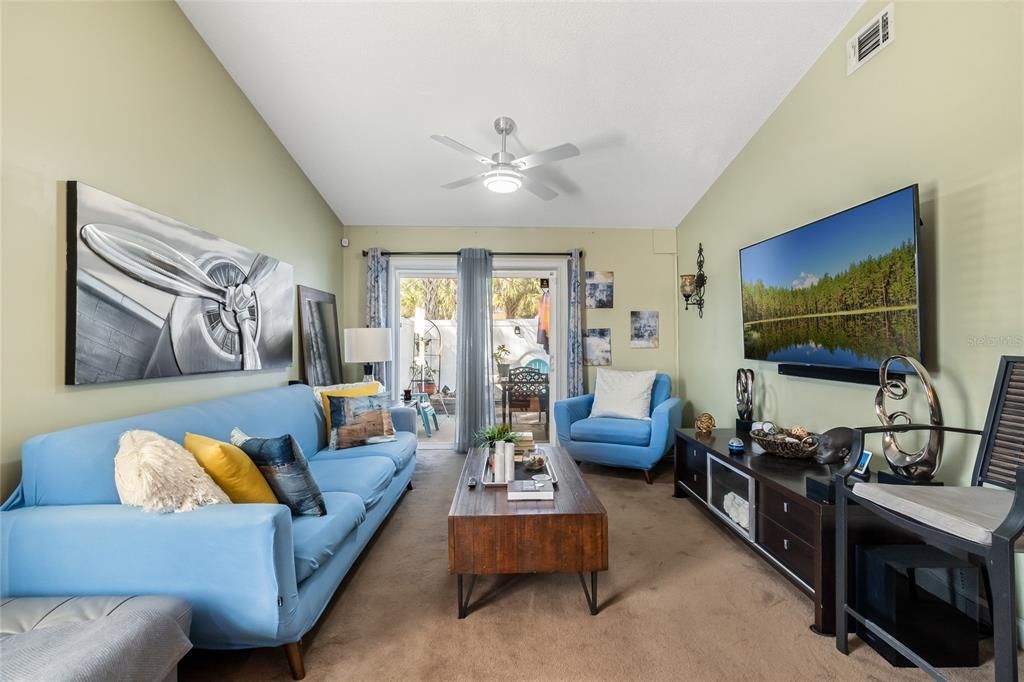 待售: $215,000 (2 贝兹, 2 浴室, 914 平方英尺)