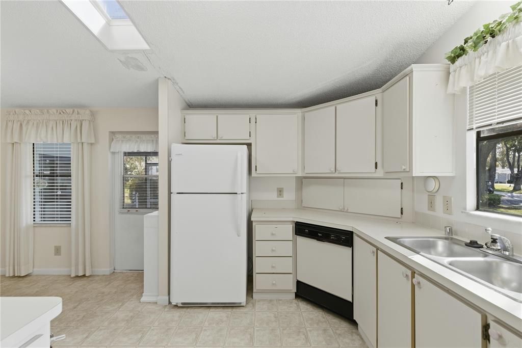 待售: $180,000 (2 贝兹, 2 浴室, 1202 平方英尺)