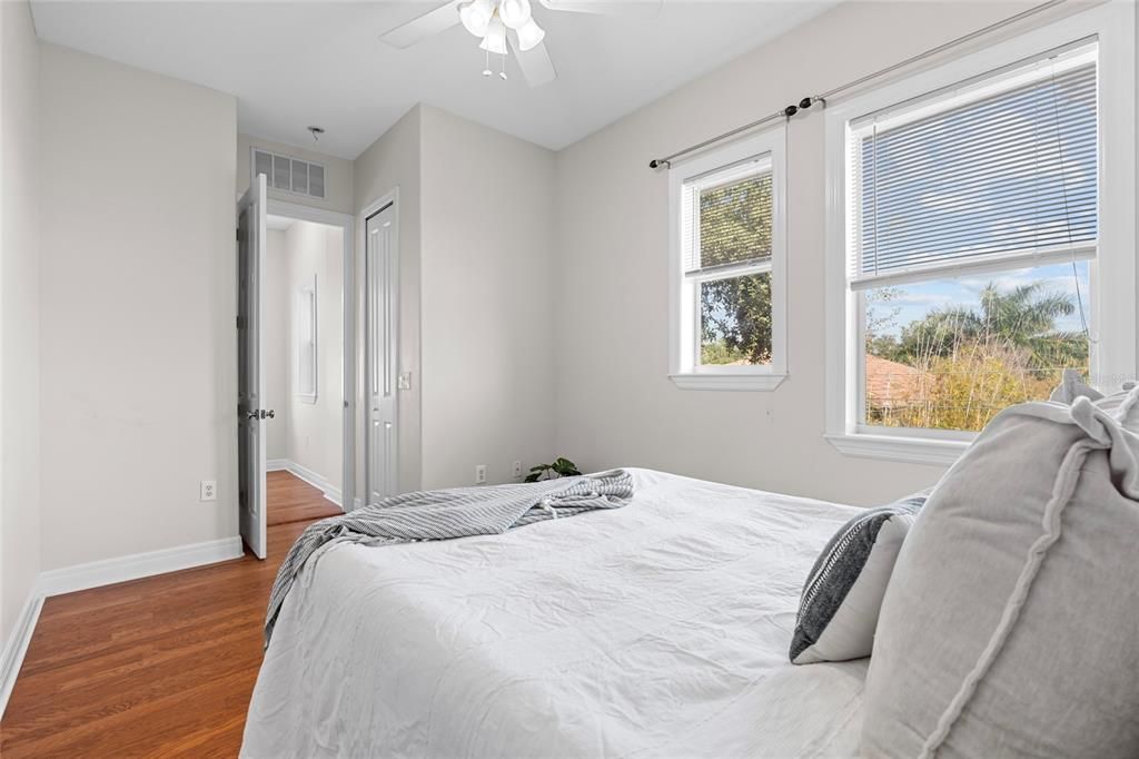 Под контрактом: $815,000 (2 спален, 3 ванн, 1865 Квадратных фут)