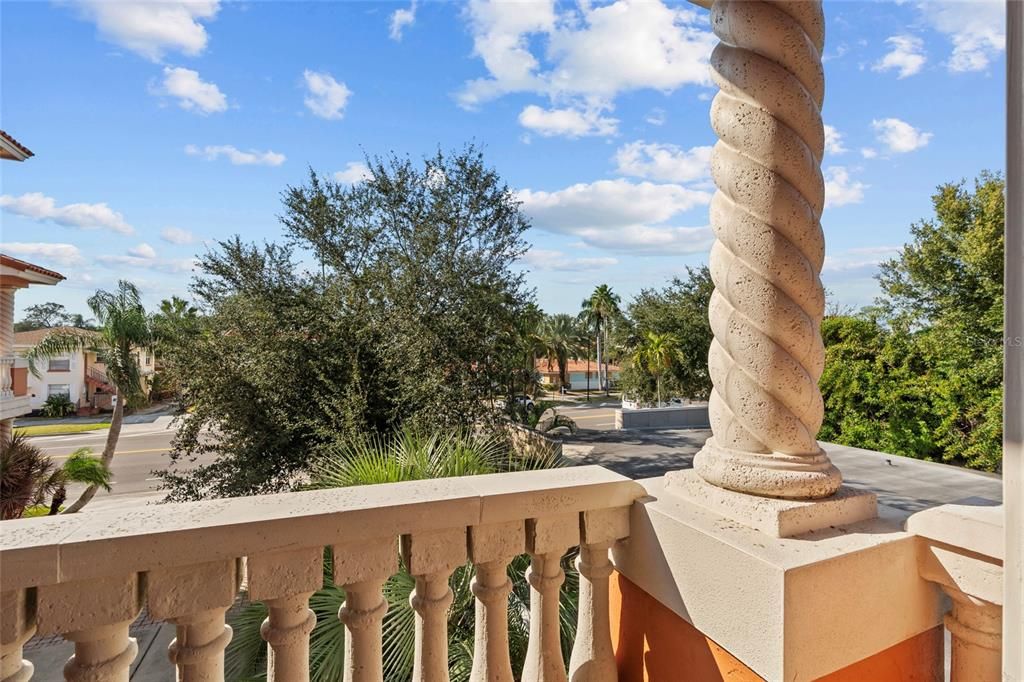 Под контрактом: $815,000 (2 спален, 3 ванн, 1865 Квадратных фут)