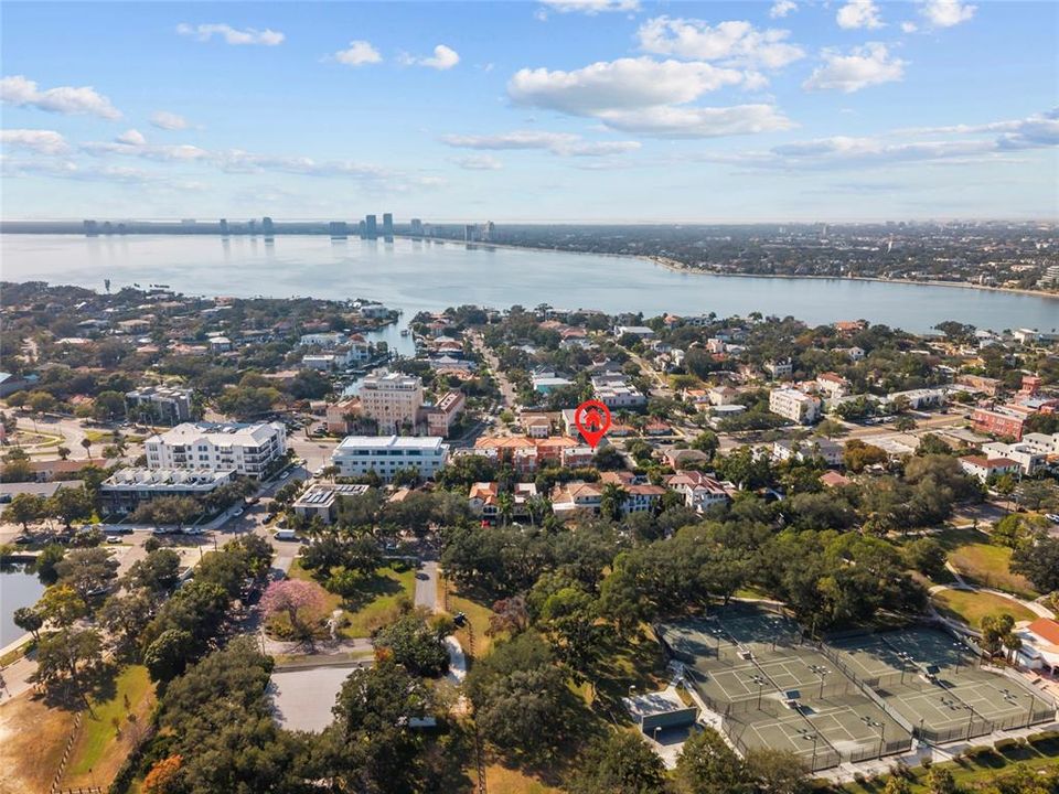 Под контрактом: $815,000 (2 спален, 3 ванн, 1865 Квадратных фут)