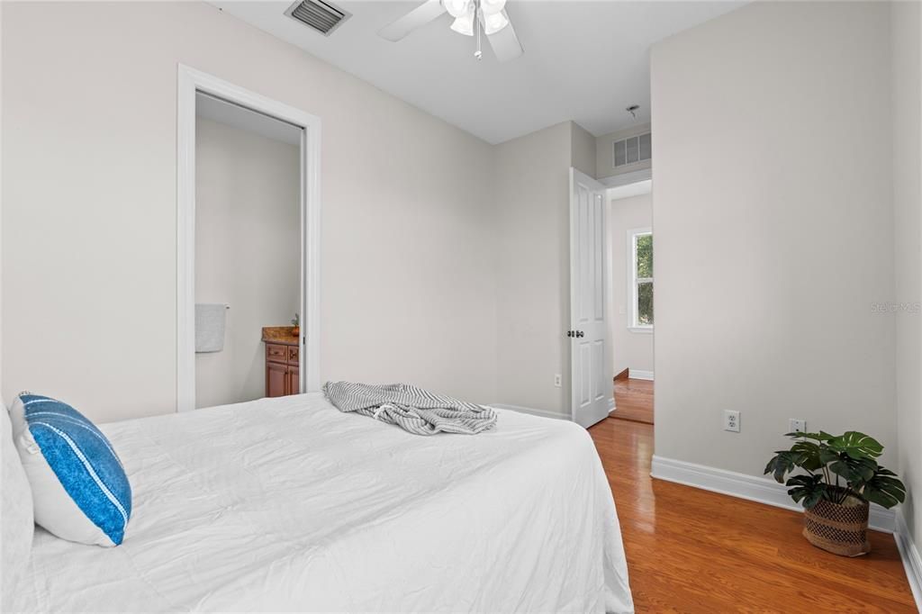 Под контрактом: $815,000 (2 спален, 3 ванн, 1865 Квадратных фут)