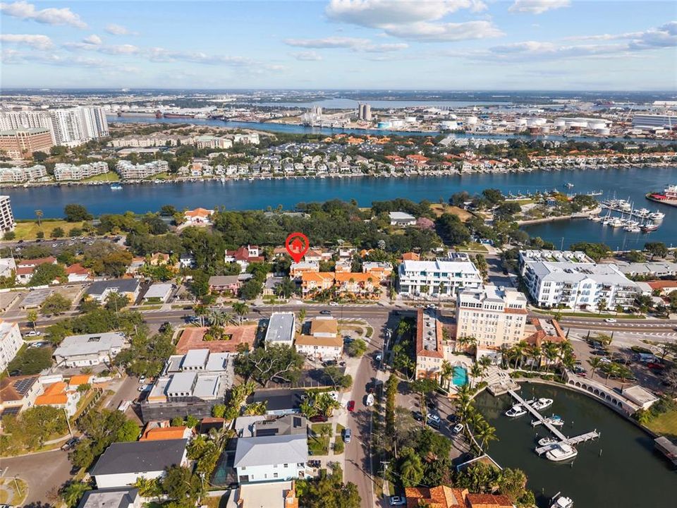 Под контрактом: $815,000 (2 спален, 3 ванн, 1865 Квадратных фут)