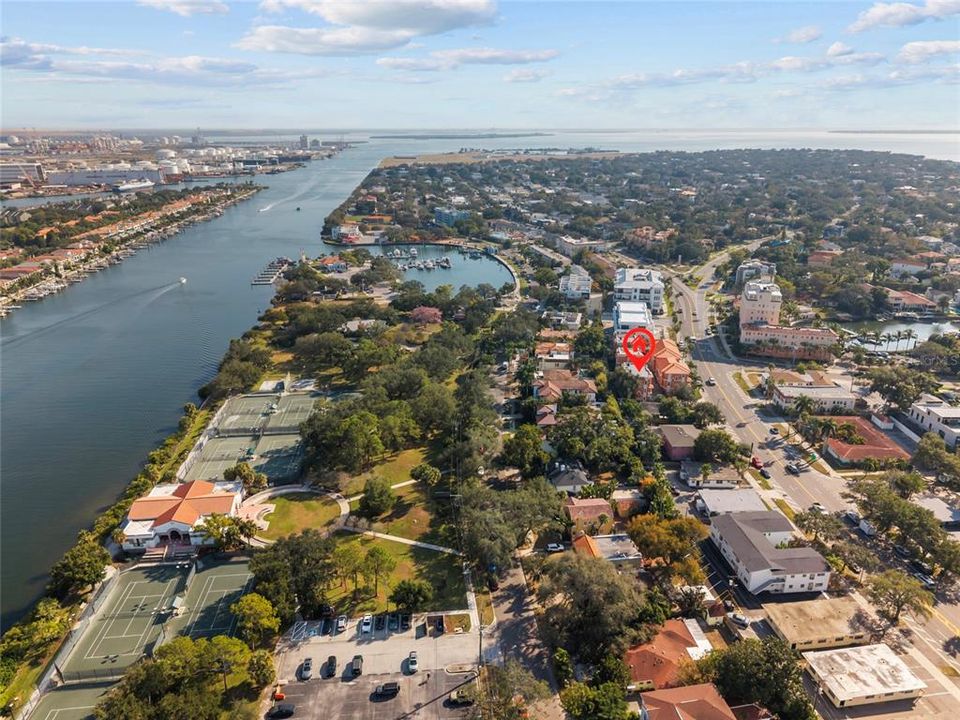 Под контрактом: $815,000 (2 спален, 3 ванн, 1865 Квадратных фут)