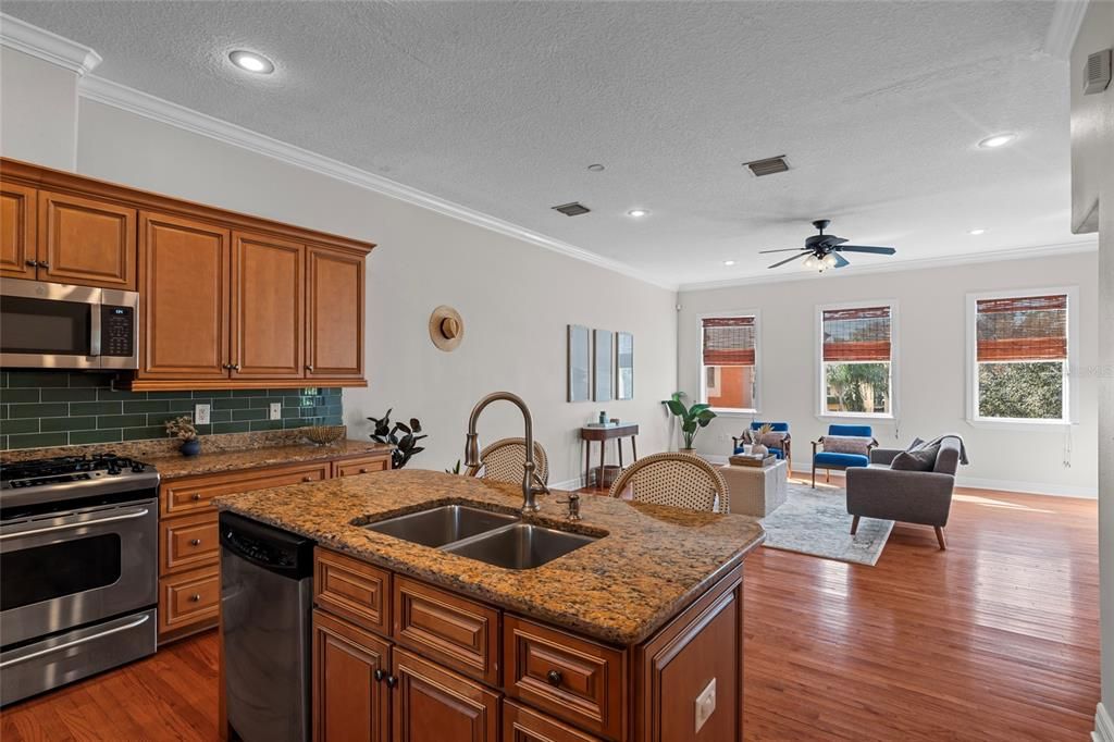 Под контрактом: $815,000 (2 спален, 3 ванн, 1865 Квадратных фут)