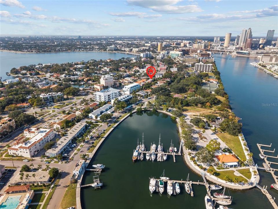 Под контрактом: $815,000 (2 спален, 3 ванн, 1865 Квадратных фут)