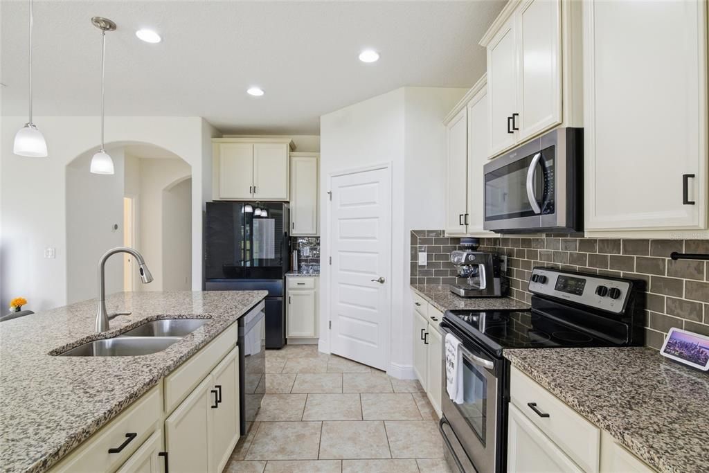 For Rent: $3,500 (4 beds, 3 baths, 2098 Square Feet)