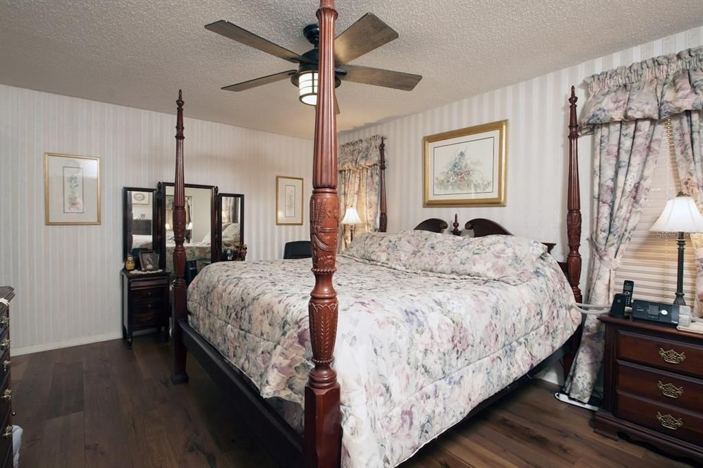 Под контрактом: $424,900 (3 спален, 2 ванн, 1596 Квадратных фут)