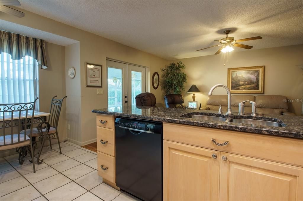 Под контрактом: $424,900 (3 спален, 2 ванн, 1596 Квадратных фут)