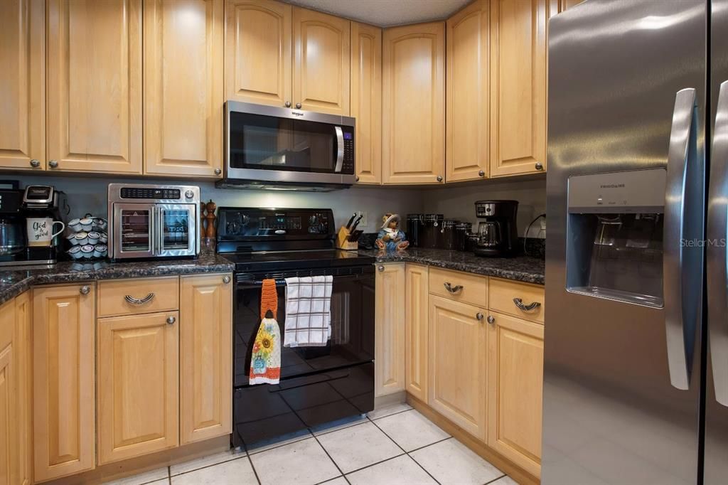 Под контрактом: $424,900 (3 спален, 2 ванн, 1596 Квадратных фут)