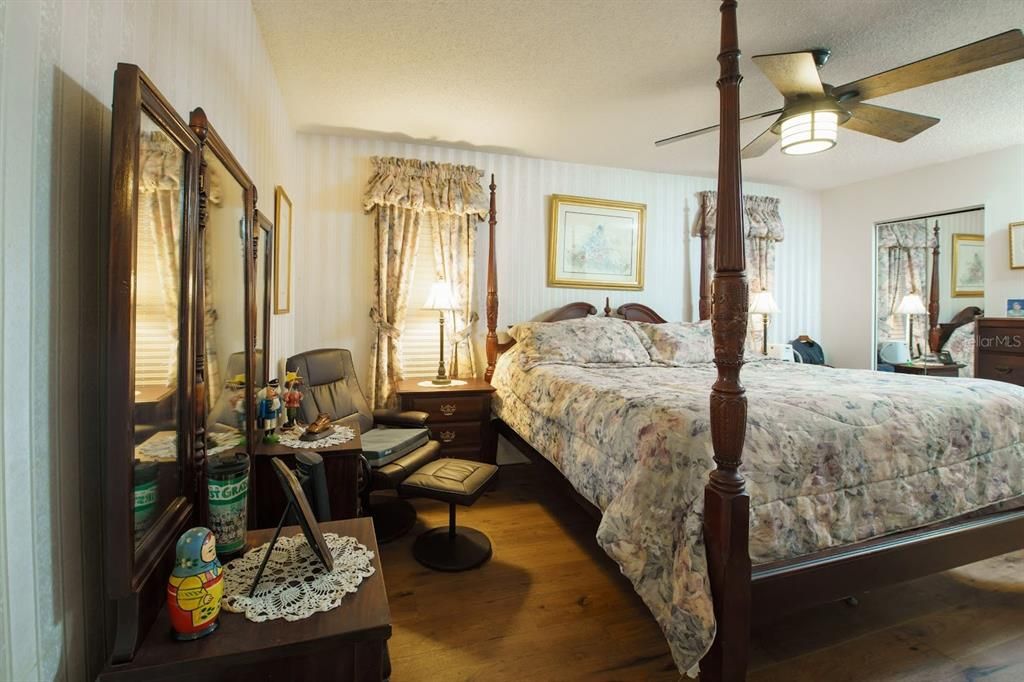 Под контрактом: $424,900 (3 спален, 2 ванн, 1596 Квадратных фут)