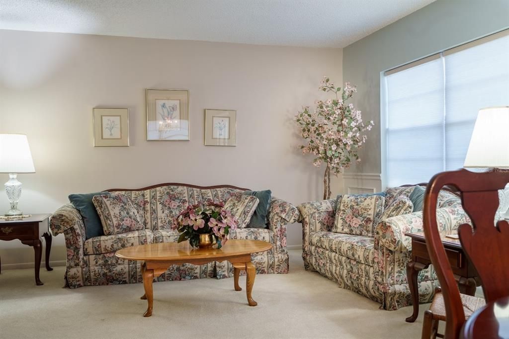 Под контрактом: $424,900 (3 спален, 2 ванн, 1596 Квадратных фут)