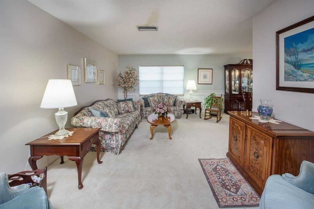 Под контрактом: $424,900 (3 спален, 2 ванн, 1596 Квадратных фут)