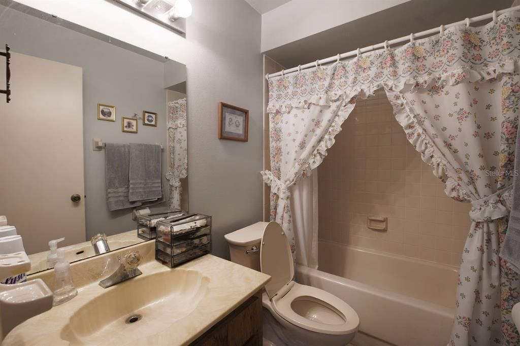 Под контрактом: $424,900 (3 спален, 2 ванн, 1596 Квадратных фут)