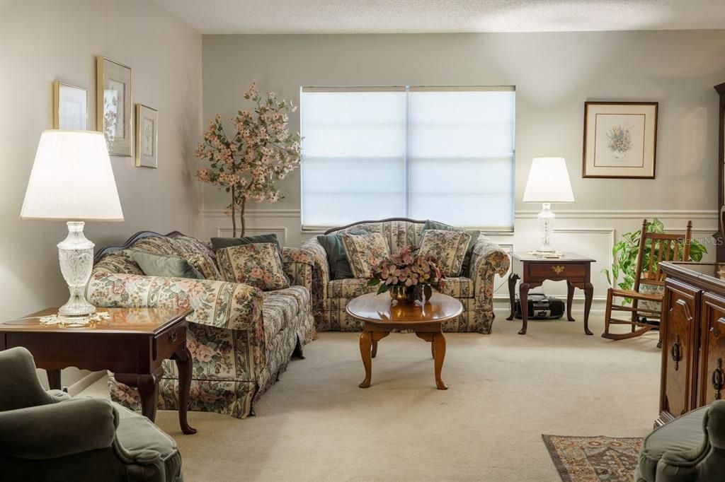 Под контрактом: $424,900 (3 спален, 2 ванн, 1596 Квадратных фут)