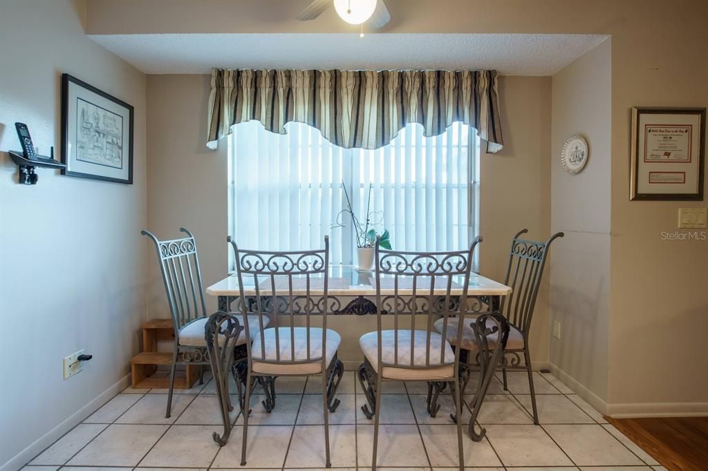 Под контрактом: $424,900 (3 спален, 2 ванн, 1596 Квадратных фут)