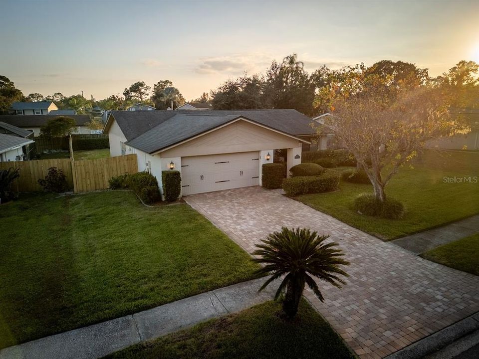 Под контрактом: $424,900 (3 спален, 2 ванн, 1596 Квадратных фут)