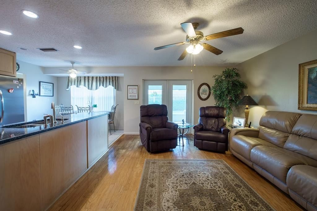 Под контрактом: $424,900 (3 спален, 2 ванн, 1596 Квадратных фут)