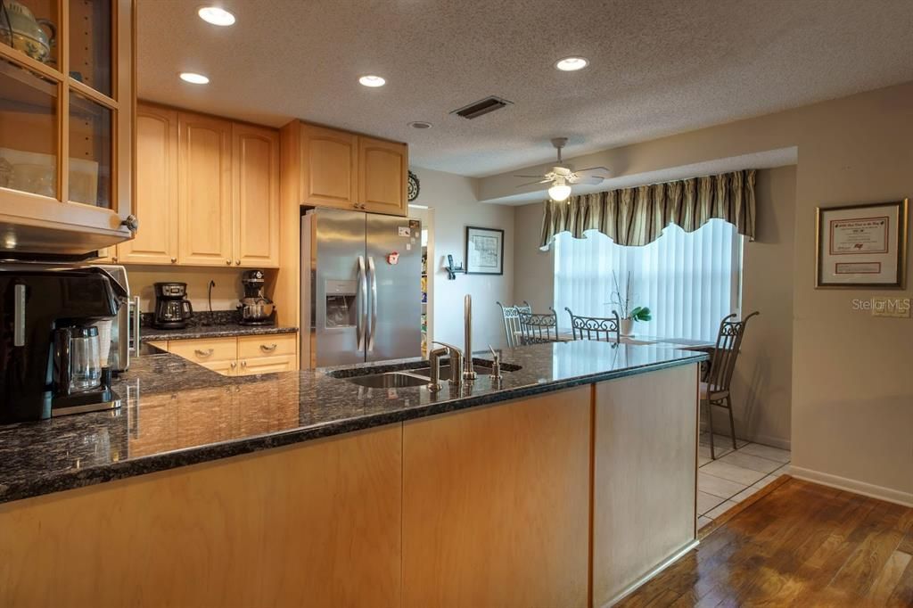 Под контрактом: $424,900 (3 спален, 2 ванн, 1596 Квадратных фут)