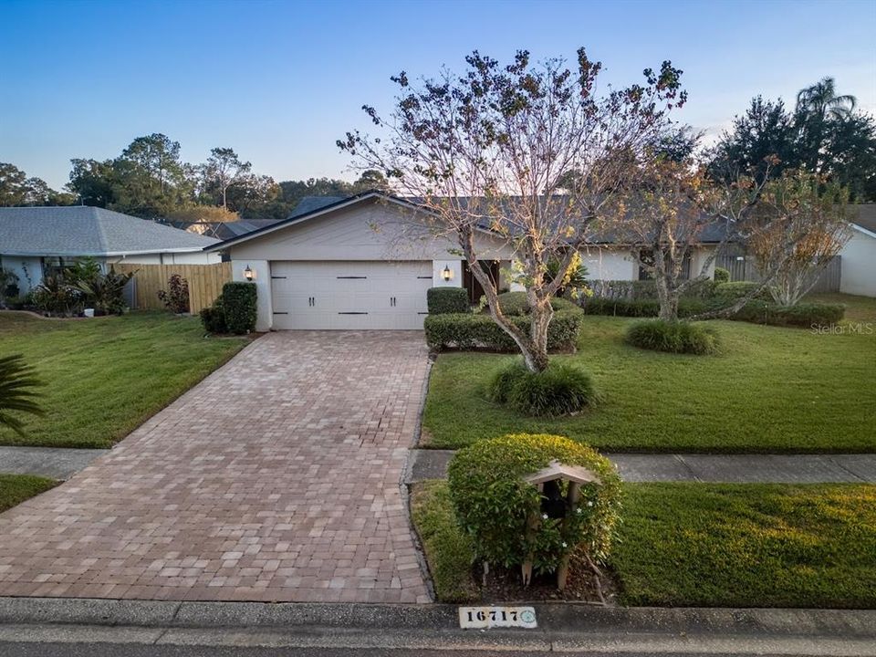 Под контрактом: $424,900 (3 спален, 2 ванн, 1596 Квадратных фут)