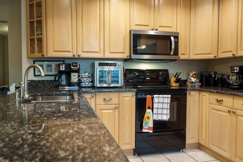 Под контрактом: $424,900 (3 спален, 2 ванн, 1596 Квадратных фут)