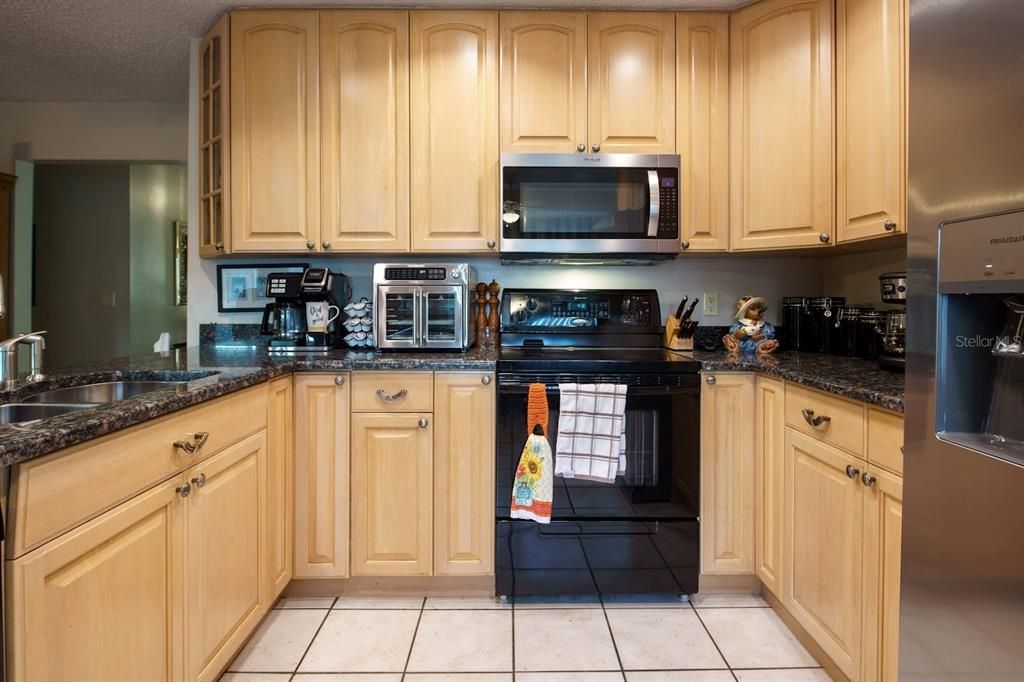 Под контрактом: $424,900 (3 спален, 2 ванн, 1596 Квадратных фут)