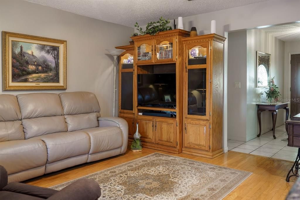 Под контрактом: $424,900 (3 спален, 2 ванн, 1596 Квадратных фут)